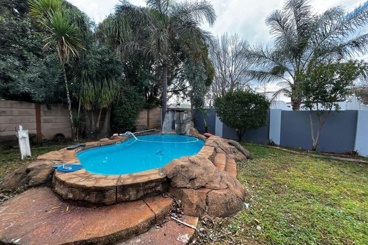 Spacious Family Home with Pool and Ample Parking - Photo 3