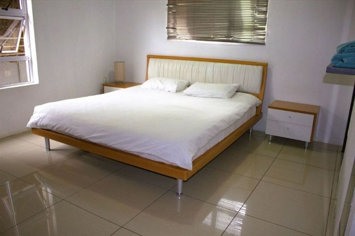 Large-Scale Property with 12 Bedrooms, Pool, and Ample Parking - Photo 2