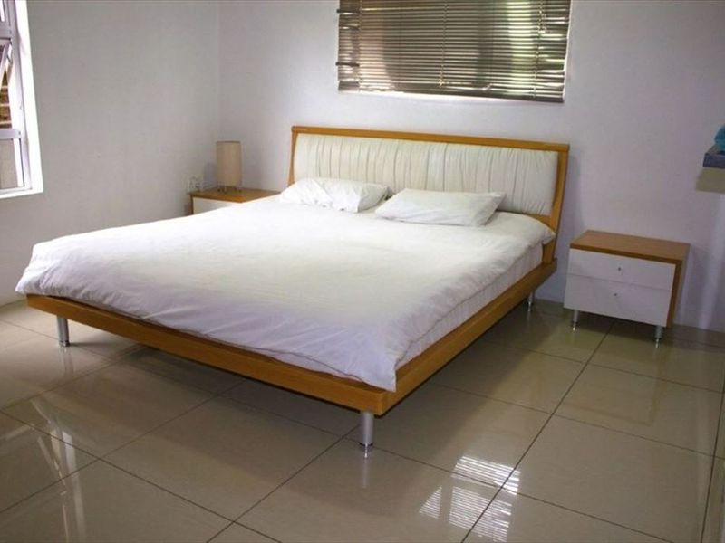 Large-Scale Property with 12 Bedrooms, Pool, and Ample Parking - Photo 2