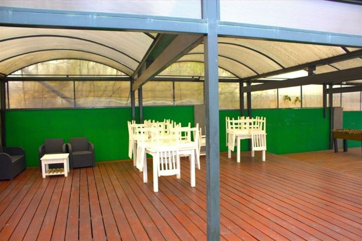 Large-Scale Property with 12 Bedrooms, Pool, and Ample Parking - Photo 3