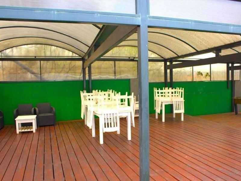 Large-Scale Property with 12 Bedrooms, Pool, and Ample Parking - Photo 3