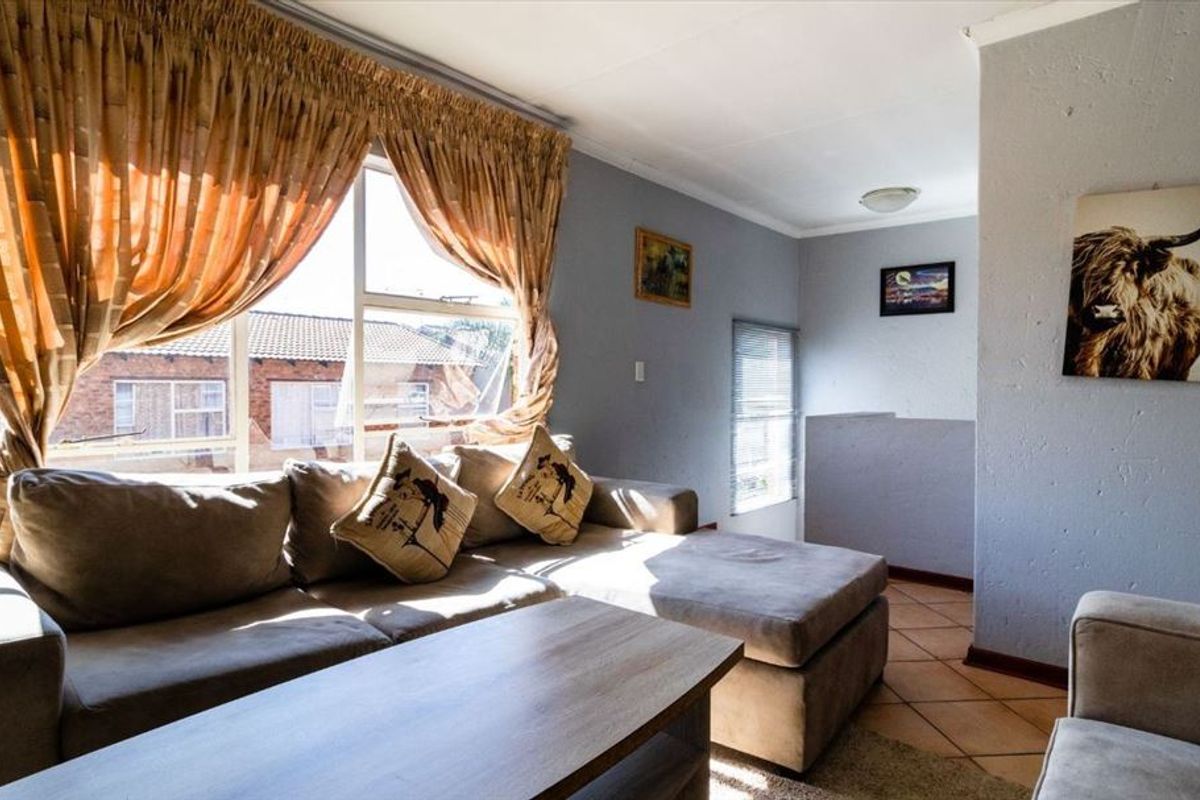 Charming 3-Bedroom Home with Double Garage - Photo 2