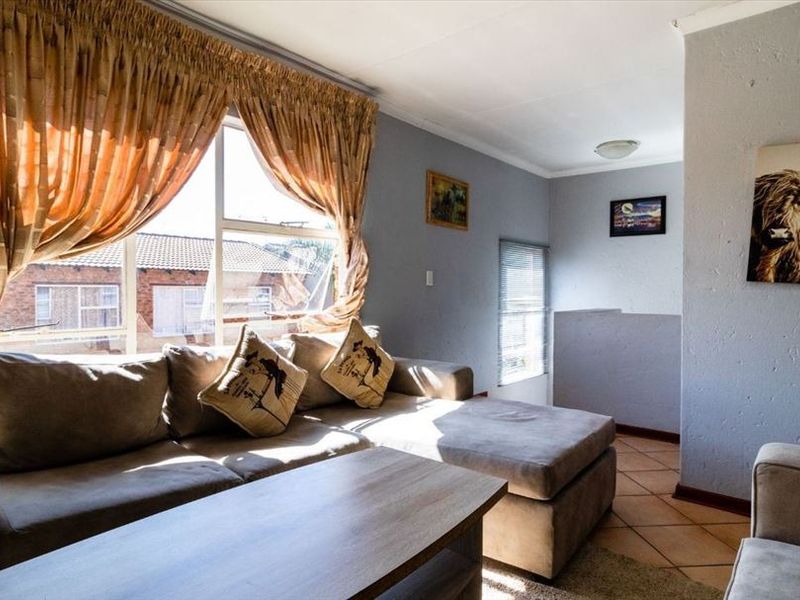 Charming 3-Bedroom Home with Double Garage - Photo 2