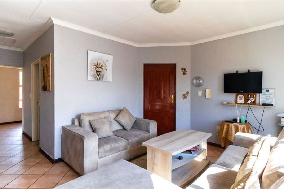 Charming 3-Bedroom Home with Double Garage - Photo 3