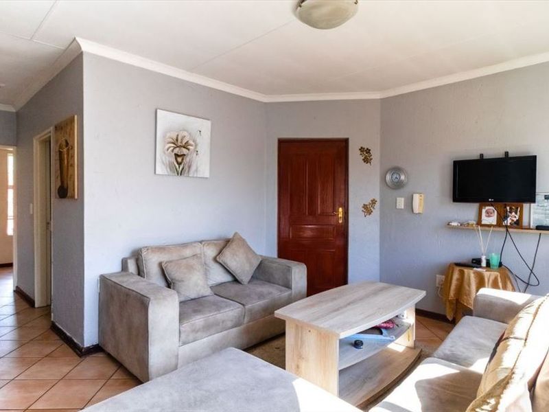 Charming 3-Bedroom Home with Double Garage - Photo 3