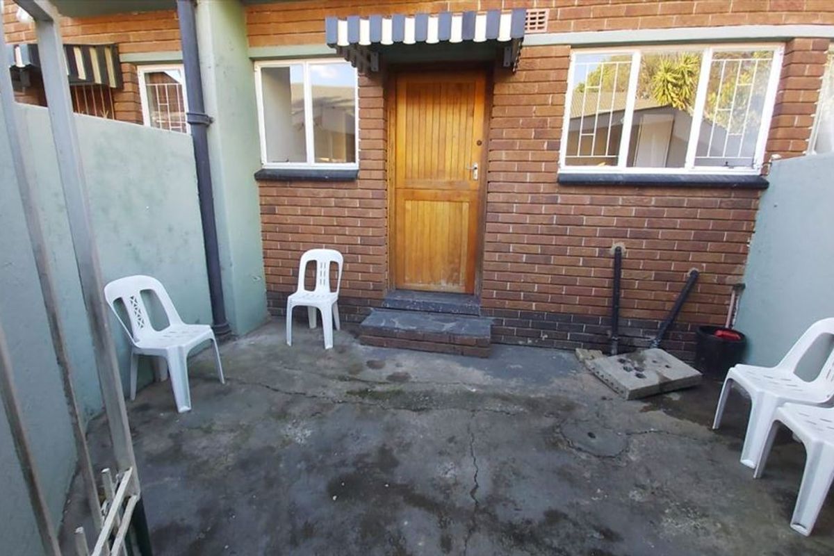 Cozy 2-Bedroom Home with Carport and Dining Room - Photo 3