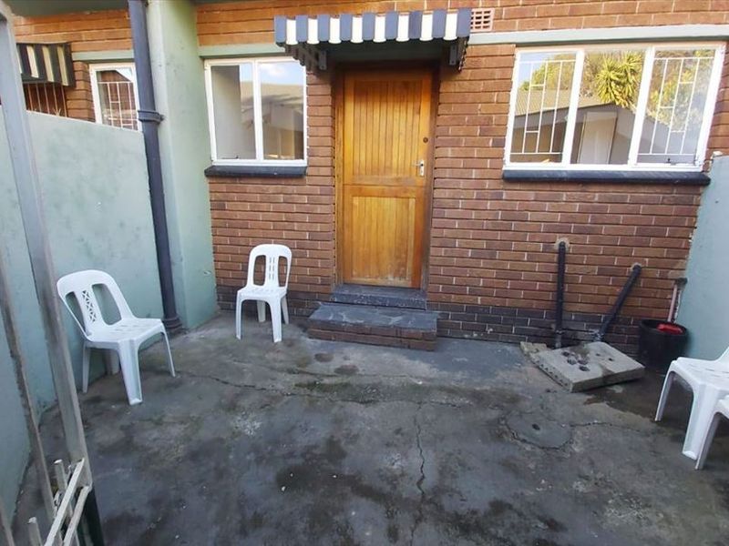 Cozy 2-Bedroom Home with Carport and Dining Room - Photo 3