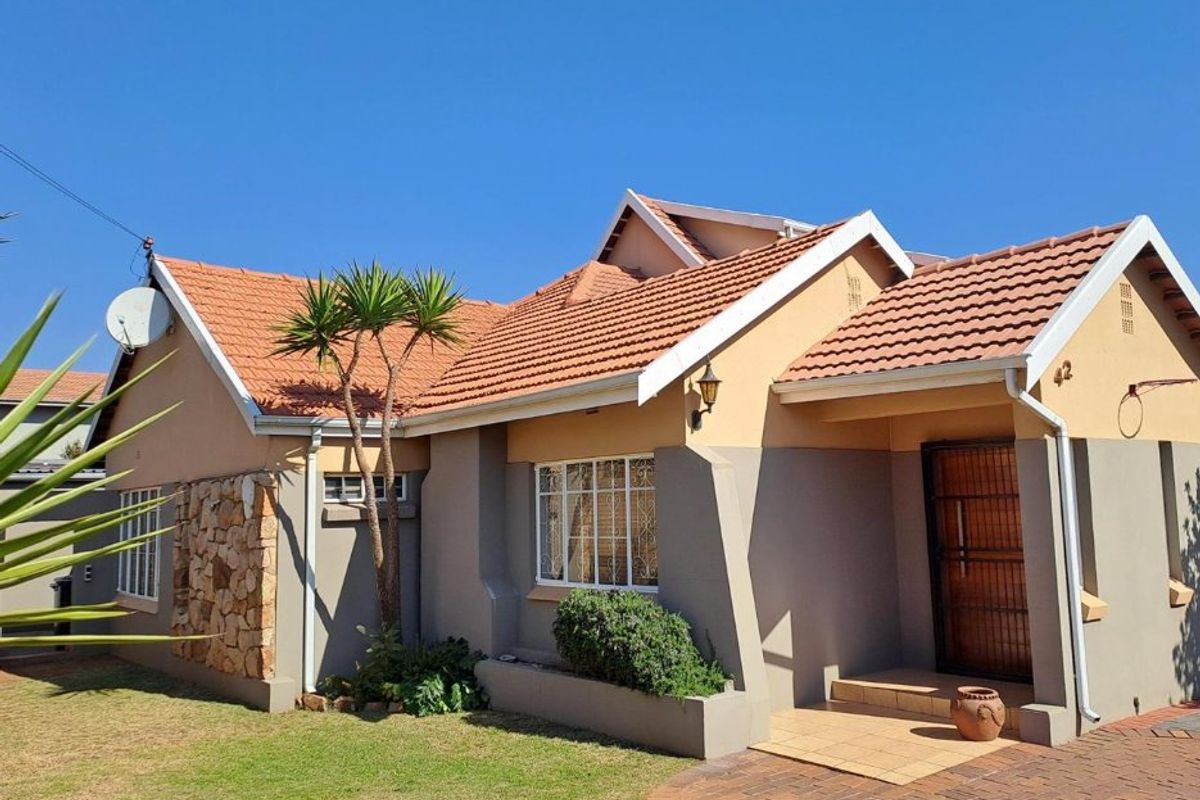 Stunning 4 Bedroom home in Sunny ridge - Photo 4