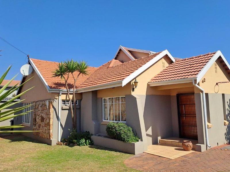 Stunning 4 Bedroom home in Sunny ridge - Photo 4