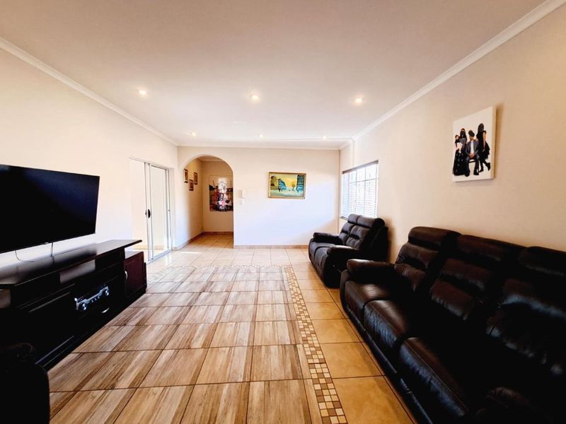 Stunning 4 Bedroom home in Sunny ridge - Photo 10