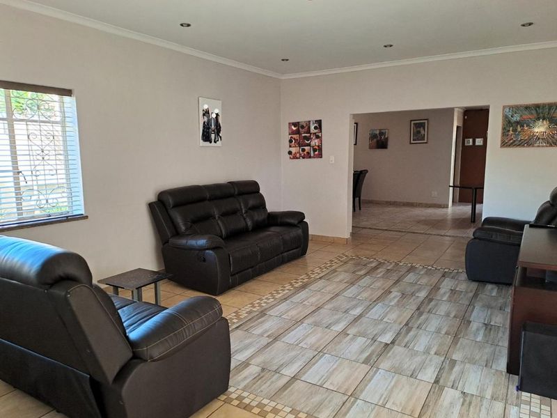 Stunning 4 Bedroom home in Sunny ridge - Photo 9