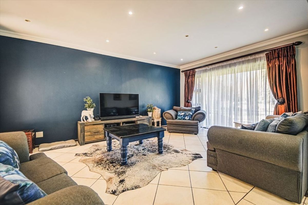 Spacious Family Home with Modern Comforts - Photo 2