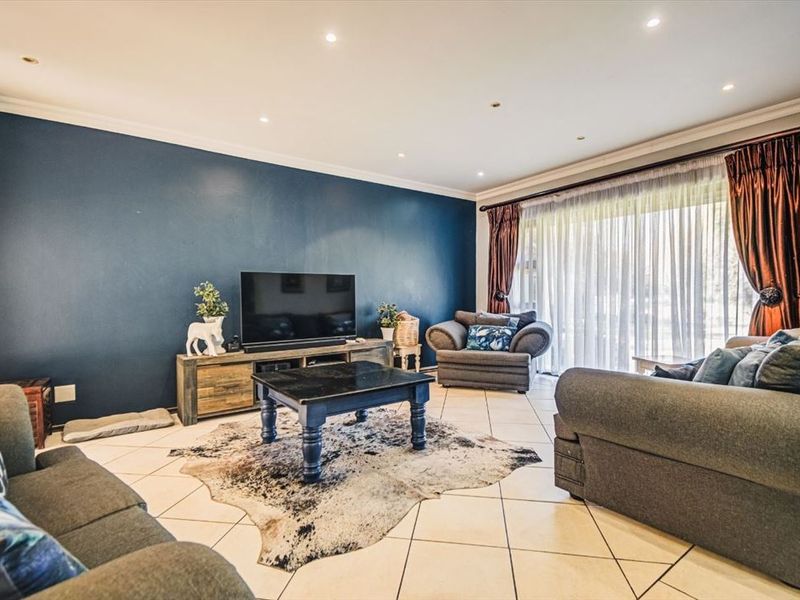 Spacious Family Home with Modern Comforts - Photo 2