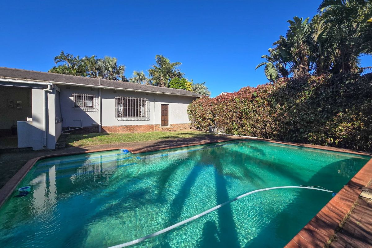 House With A Flat For Sale - Photo 2