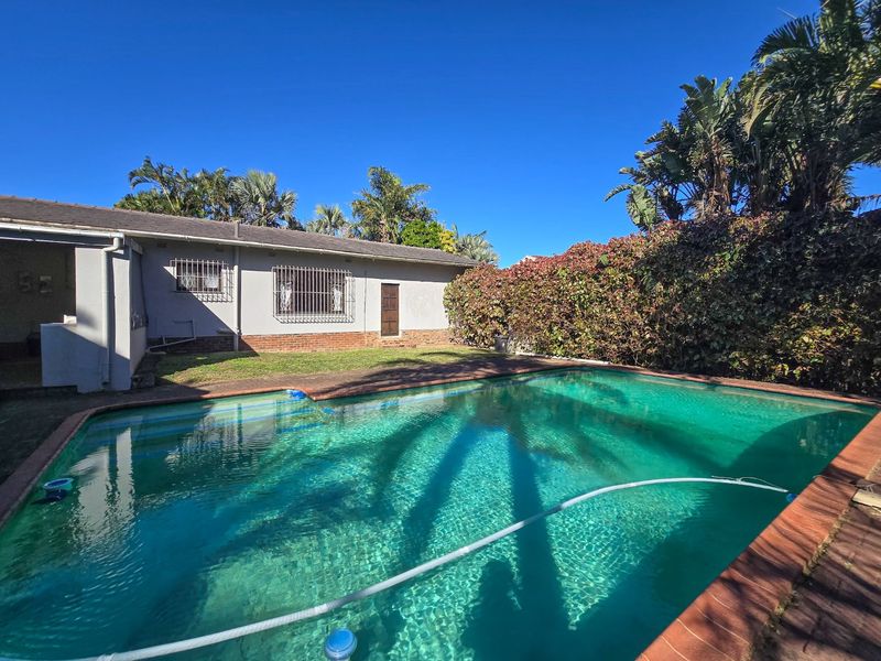 House With A Flat For Sale - Photo 2