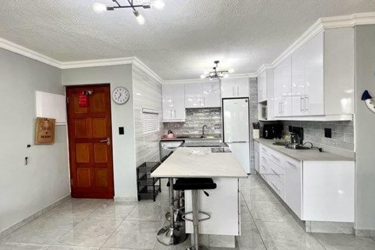 Luxurious Beachfront Apartment In Uvongo - Photo 4