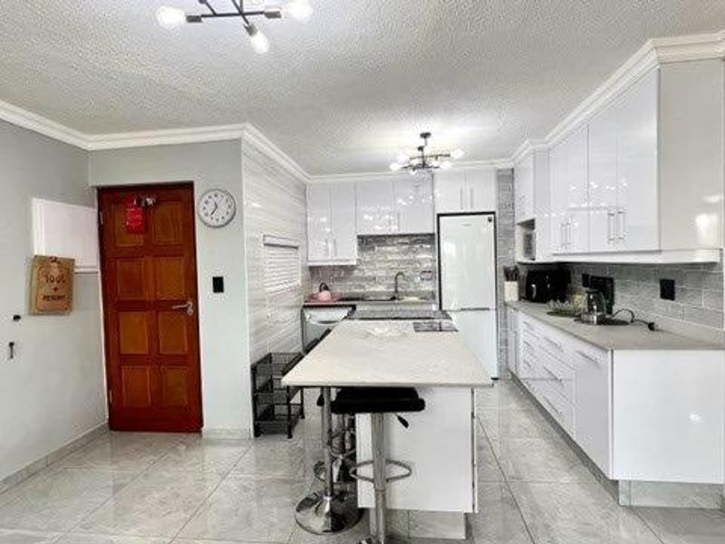 Luxurious Beachfront Apartment In Uvongo - Photo 4