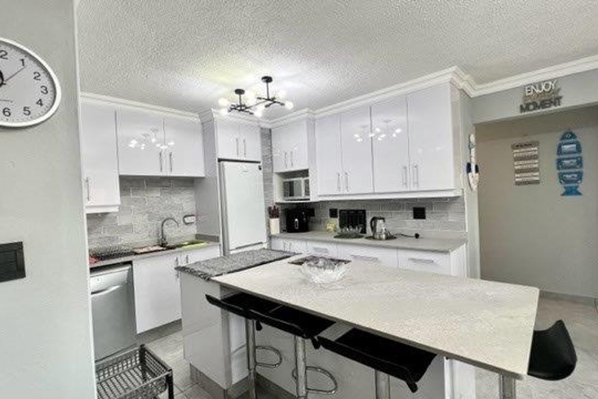 Luxurious Beachfront Apartment In Uvongo - Photo 3