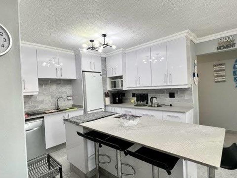 Luxurious Beachfront Apartment In Uvongo - Photo 3