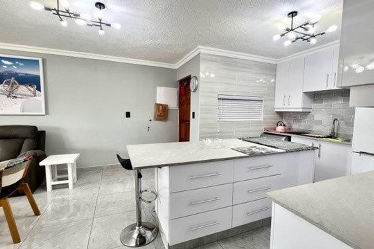 Luxurious Beachfront Apartment In Uvongo - Photo 5