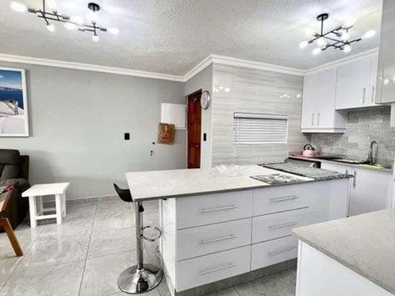 Luxurious Beachfront Apartment In Uvongo - Photo 5