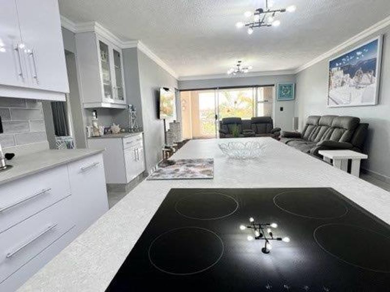 Luxurious Beachfront Apartment In Uvongo - Photo 10