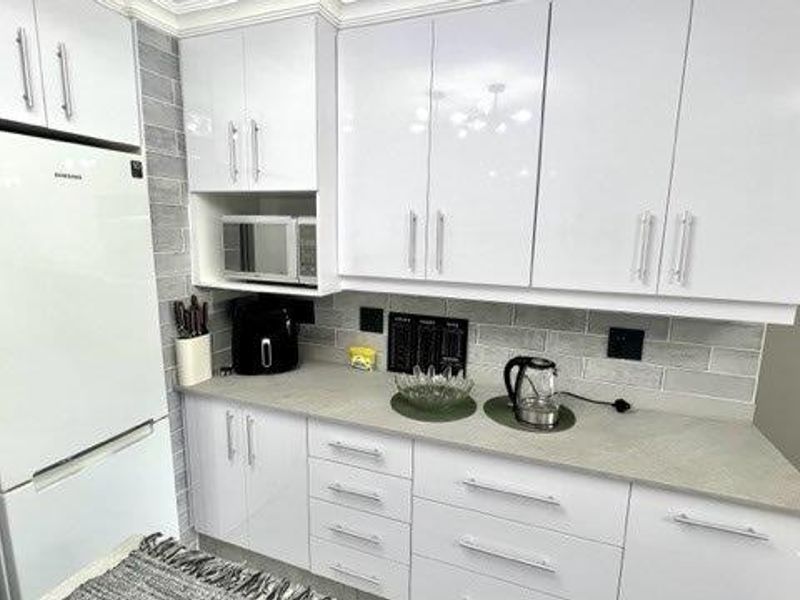 Luxurious Beachfront Apartment In Uvongo - Photo 9