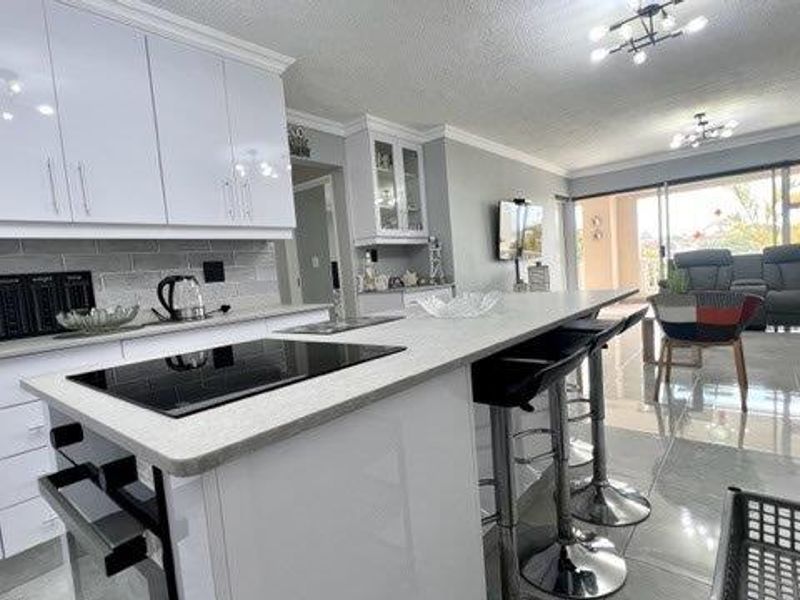 Luxurious Beachfront Apartment In Uvongo - Photo 8