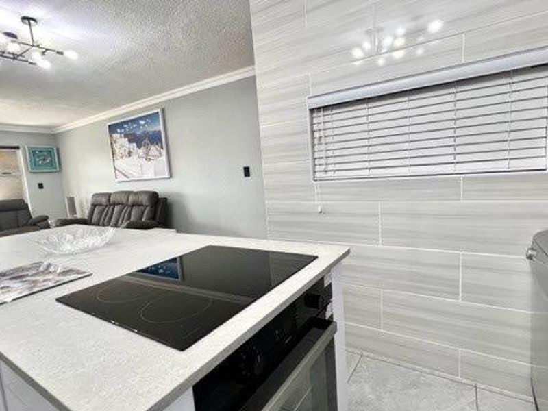 Luxurious Beachfront Apartment In Uvongo - Photo 7