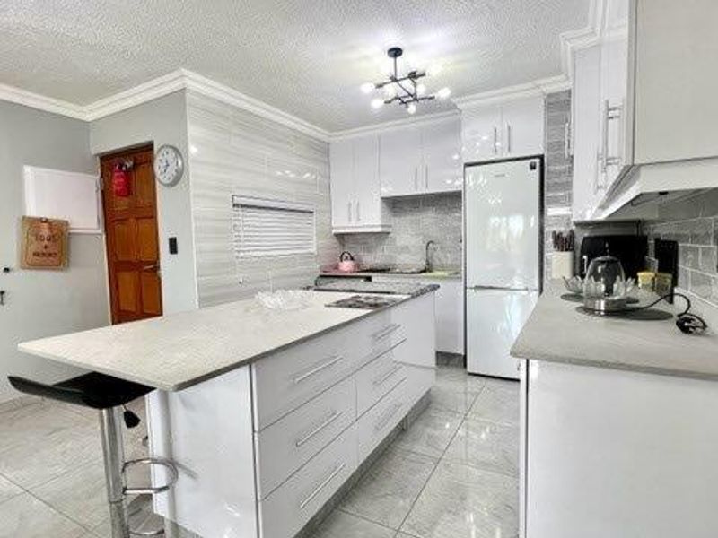 Luxurious Beachfront Apartment In Uvongo - Photo 6