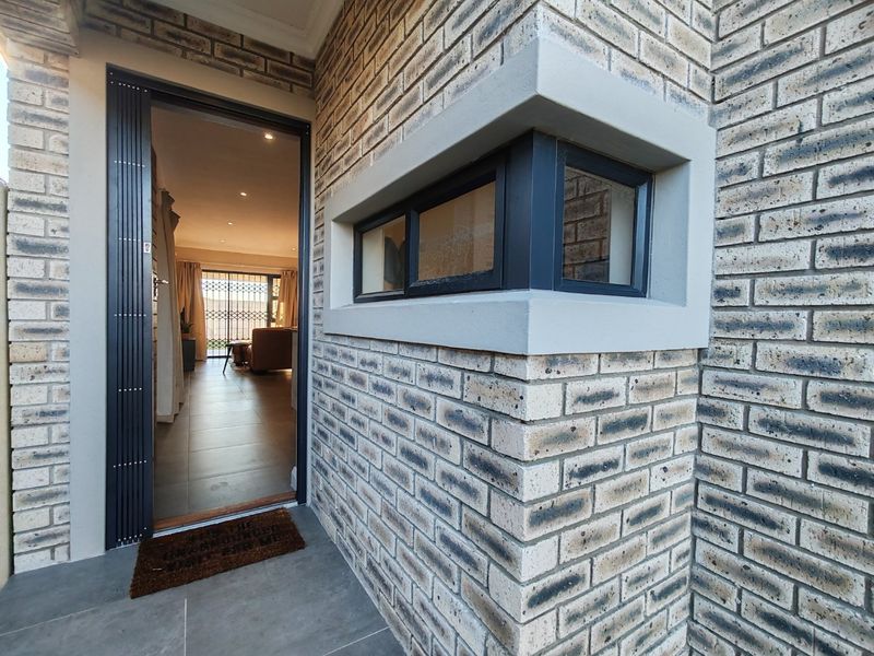 Stylish Security & Sophisticated Living in this Estate Gem - Photo 8