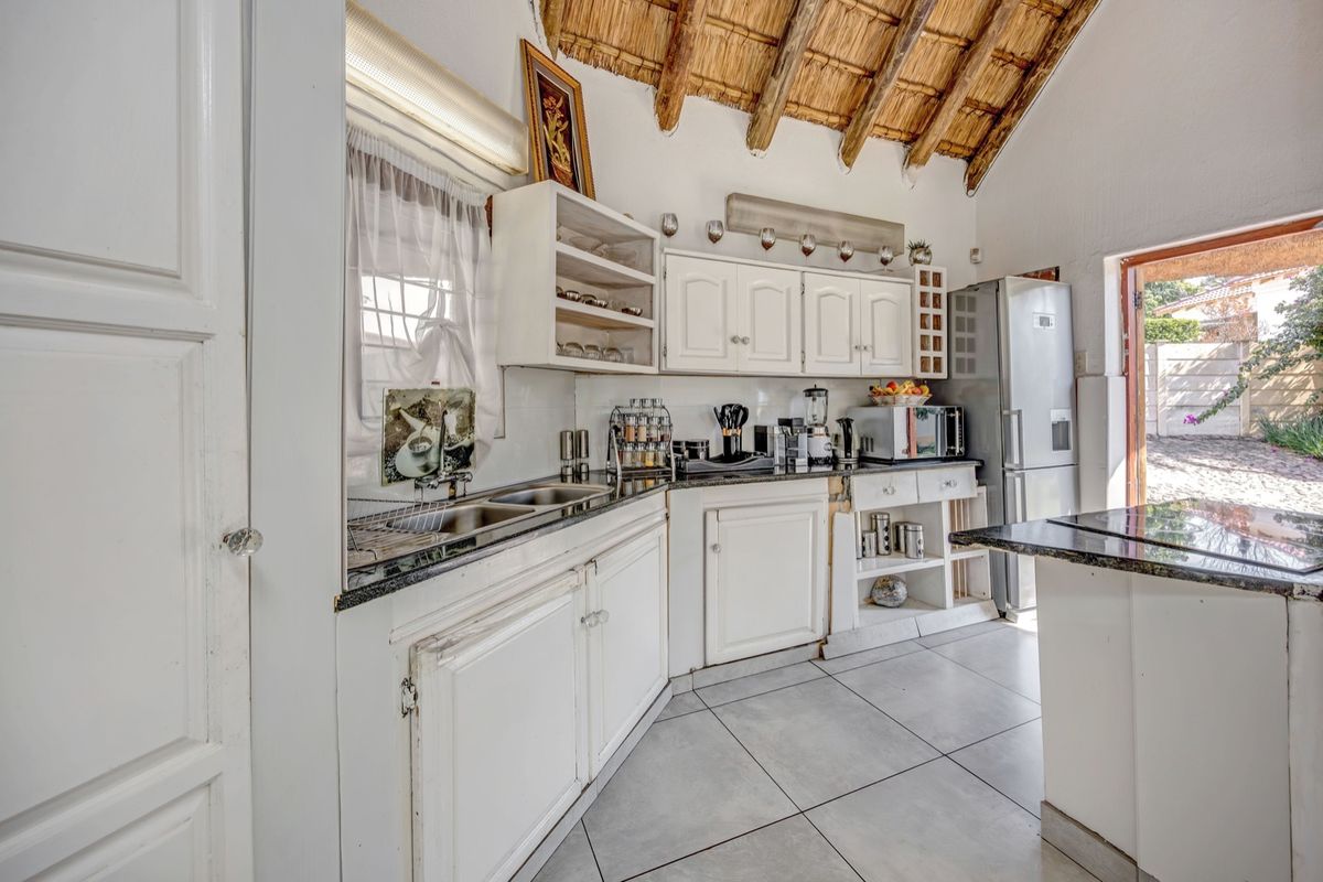 Secure Fourways Living: Character Thatch Home w/ Ample Parking & Extension Potential! - Photo 3
