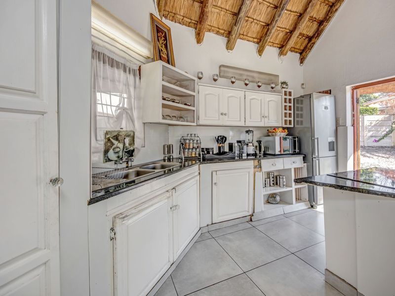 Secure Fourways Living: Character Thatch Home w/ Ample Parking & Extension Potential! - Photo 3