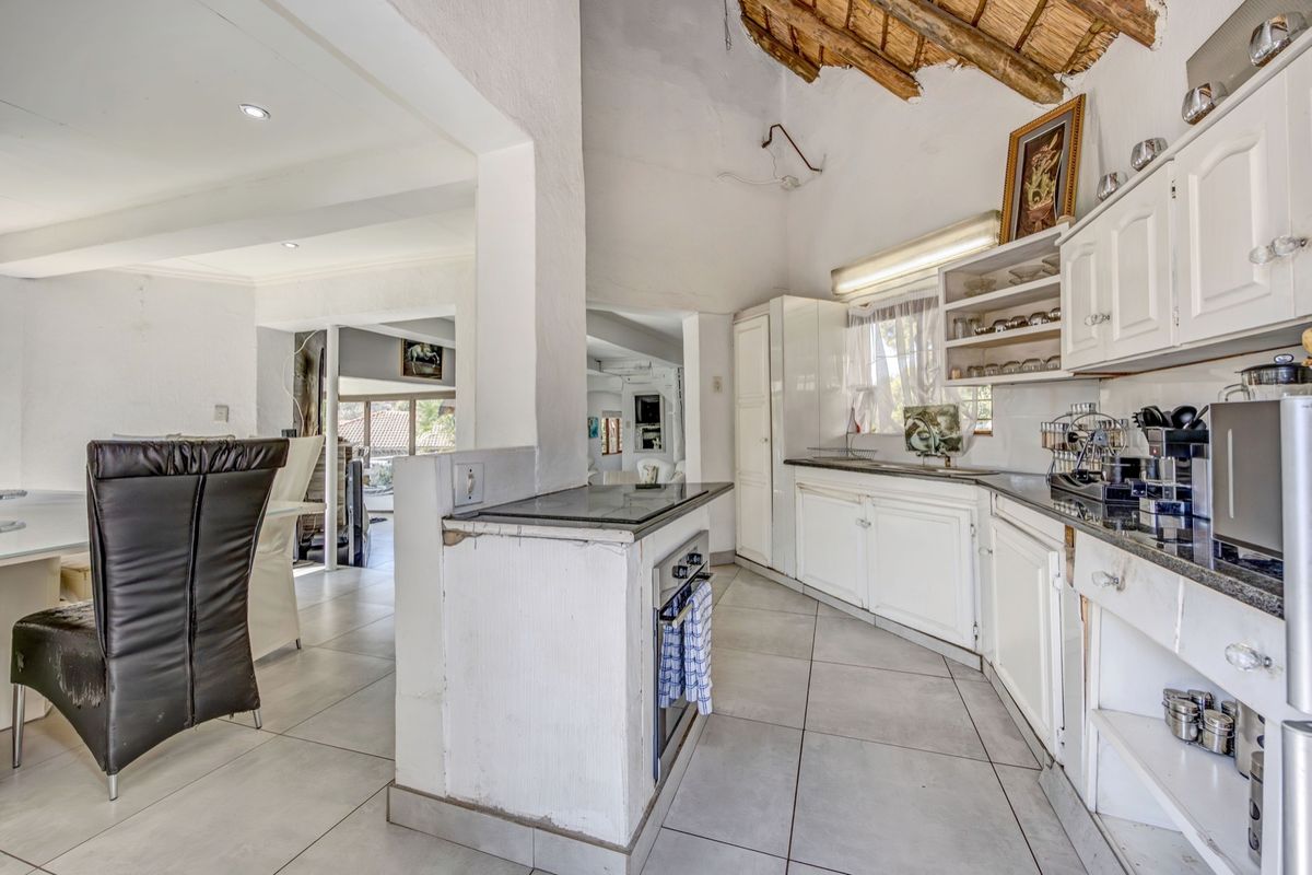 Secure Fourways Living: Character Thatch Home w/ Ample Parking & Extension Potential! - Photo 2