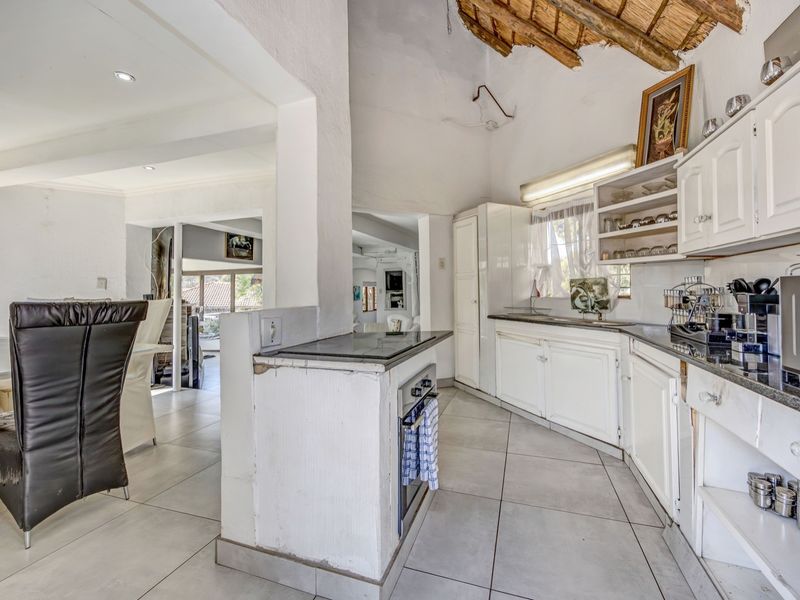 Secure Fourways Living: Character Thatch Home w/ Ample Parking & Extension Potential! - Photo 2