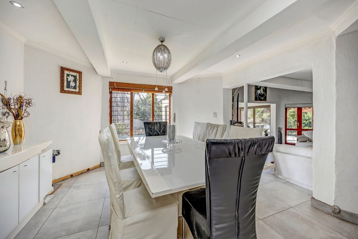 Secure Fourways Living: Character Thatch Home w/ Ample Parking & Extension Potential! - Photo 4