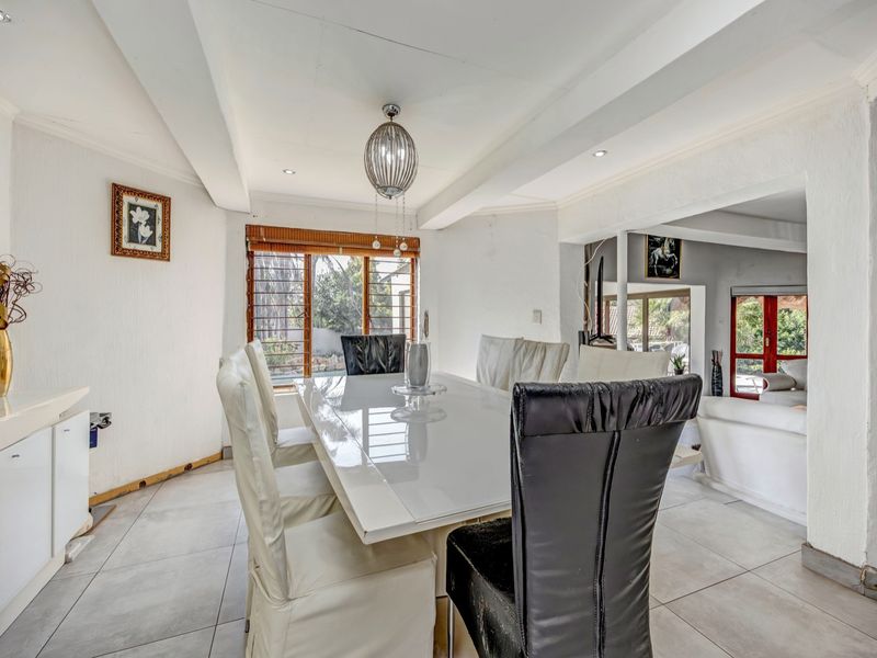 Secure Fourways Living: Character Thatch Home w/ Ample Parking & Extension Potential! - Photo 4