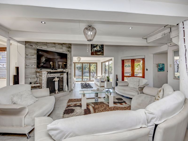 Secure Fourways Living: Character Thatch Home w/ Ample Parking & Extension Potential! - Photo 10