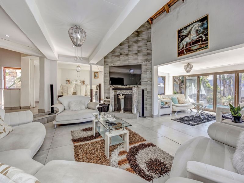 Secure Fourways Living: Character Thatch Home w/ Ample Parking & Extension Potential! - Photo 9