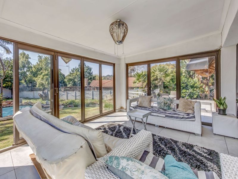 Secure Fourways Living: Character Thatch Home w/ Ample Parking & Extension Potential! - Photo 7