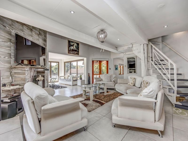 Secure Fourways Living: Character Thatch Home w/ Ample Parking & Extension Potential! - Photo 6