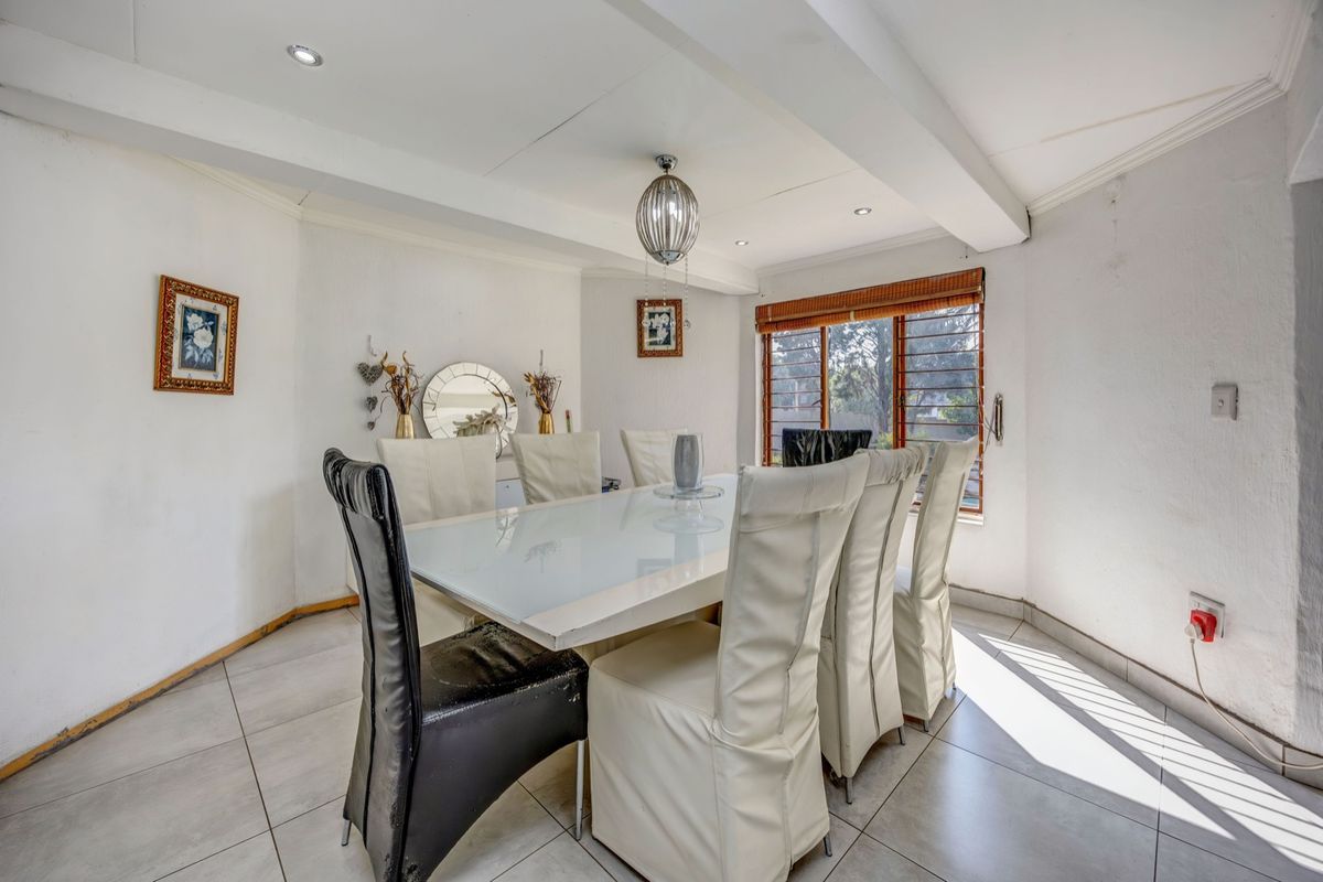 Secure Fourways Living: Character Thatch Home w/ Ample Parking & Extension Potential! - Photo 5