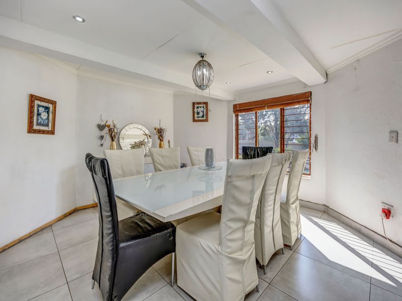 Secure Fourways Living: Character Thatch Home w/ Ample Parking & Extension Potential! - Photo 5