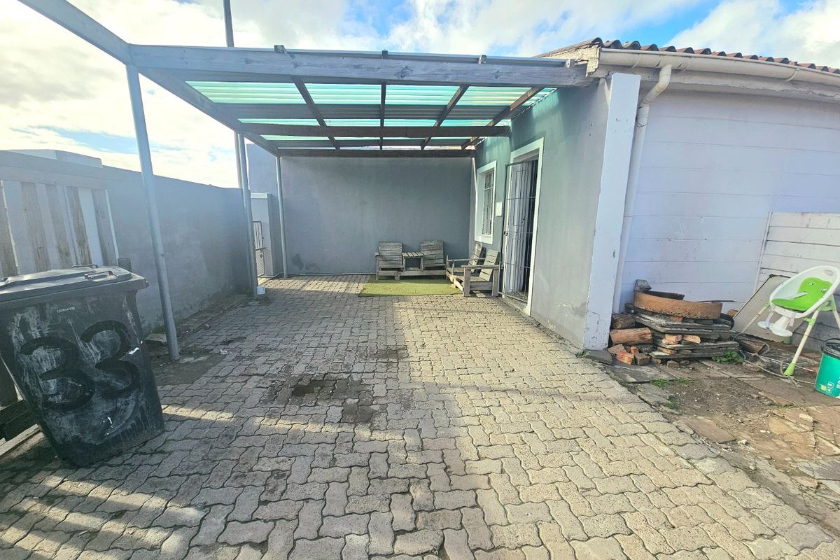 Fully enclosed three bedroom house - Photo 5