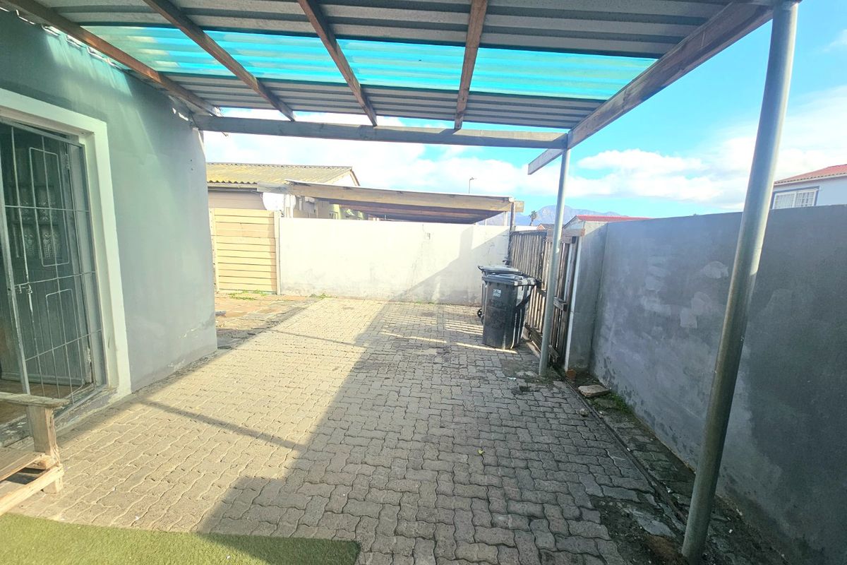 Fully enclosed three bedroom house - Photo 2
