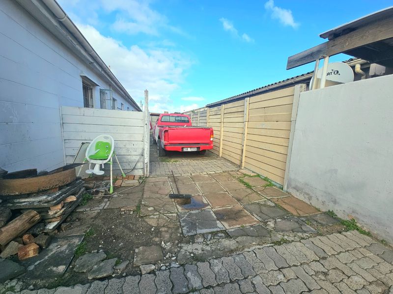 Fully enclosed three bedroom house - Photo 4