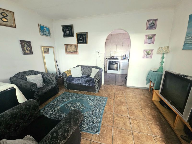 Fully enclosed three bedroom house - Photo 10