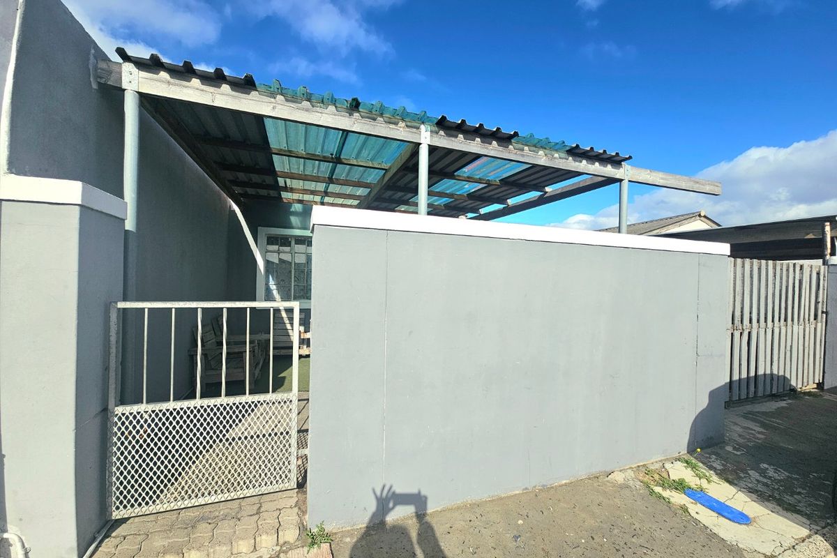 Fully enclosed three bedroom house - Photo 3