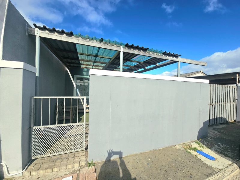 Fully enclosed three bedroom house - Photo 3
