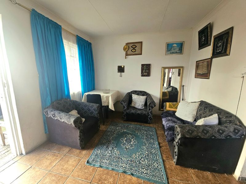 Fully enclosed three bedroom house - Photo 9